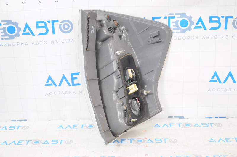 Left headlight Toyota Prius V 12-14 prerest, chips, minor scratches