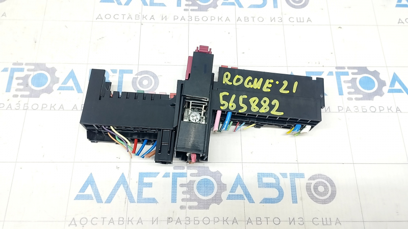 Nissan Rogue 21-23 large underhood fuse box