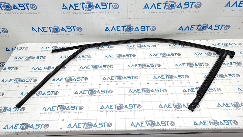 Glass seal with molding front right Audi Q5 80A 18-24 chrome