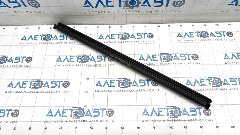 Glass seal inside rear right door VW Touareg 11-17