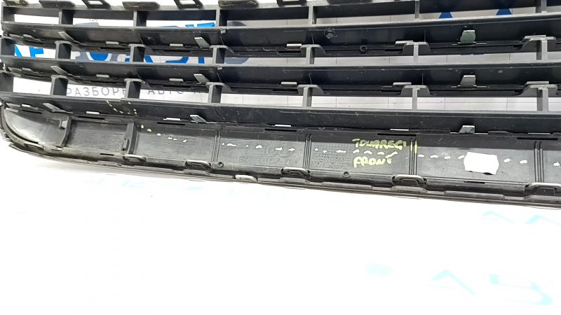 Front bumper grille central VW Touareg 11-14 with chrome moldings, chrome defect, worn
