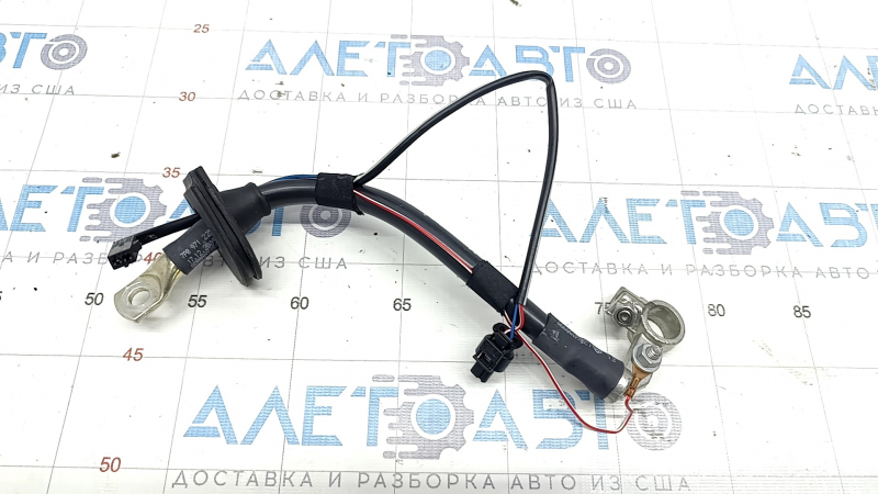 Positive terminal of battery VW Touareg 11-17