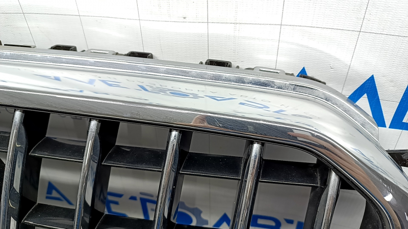 Radiator grill Audi Q5 8R 13-17 rest, gloss, chrome, chrome inserts, under parking sensors sand, crack, scratches