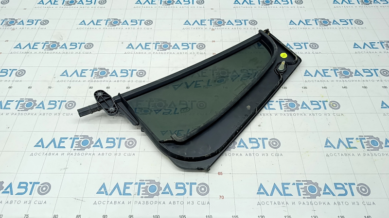 Door glass triangle rear right VW Atlas 18 - tinted, scratches, broken fastener