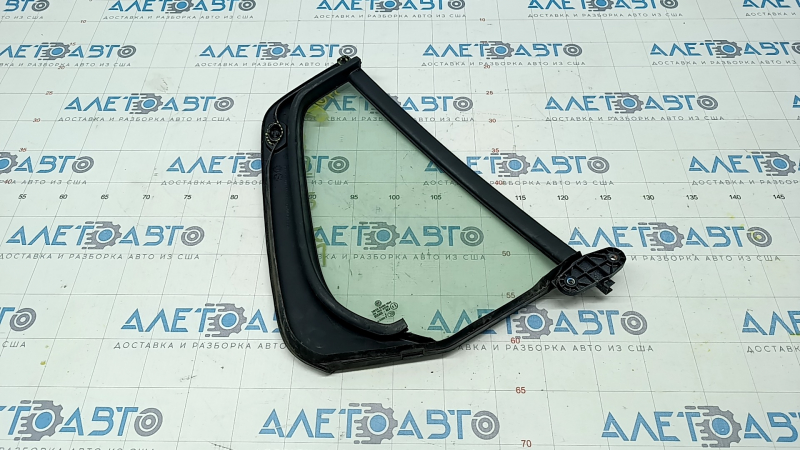 Door glass triangle rear left VW Golf 15- 5d scratches, broken fastener