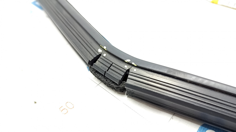 Upper rear right door molding Ford Fusion mk5 13-20 chrome with glass seal, tears