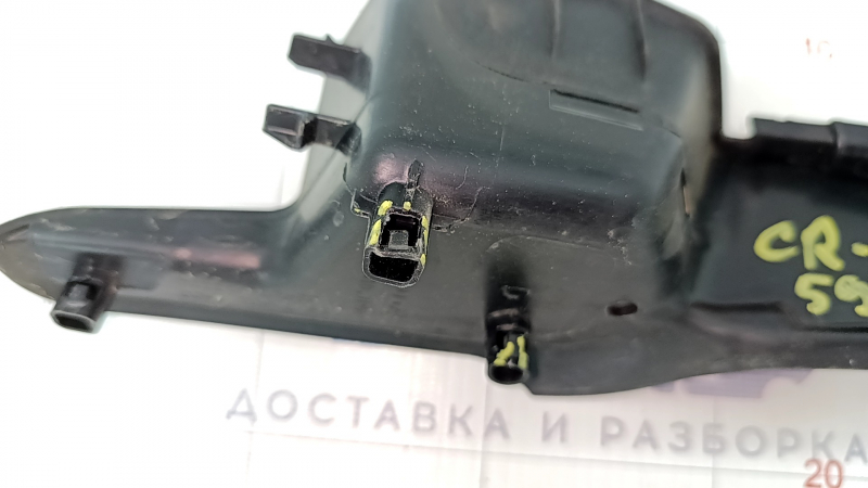 Left wiper grille seal Honda CRV 17-22 crack in mount, mount is dented