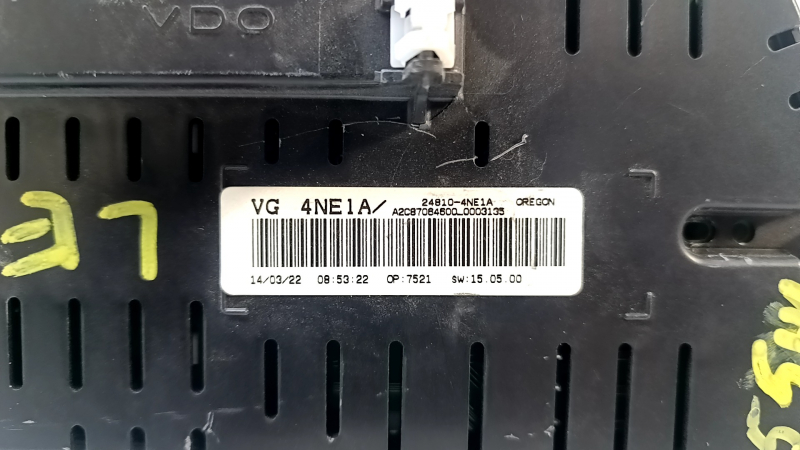 Instrument cluster main Nissan Leaf 11-14 broken fastener, scratches