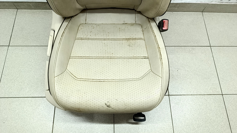 Passenger seat VW Passat b8 16-19 USA without airbag, manual, heated, beige leather, beige stitching, dry-cleanable, broken headrest adjustment button