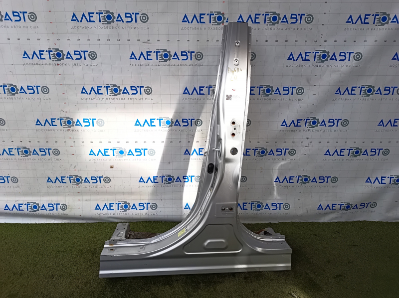 The left center pillar of a Toyota Highlander 2013 was cut off.