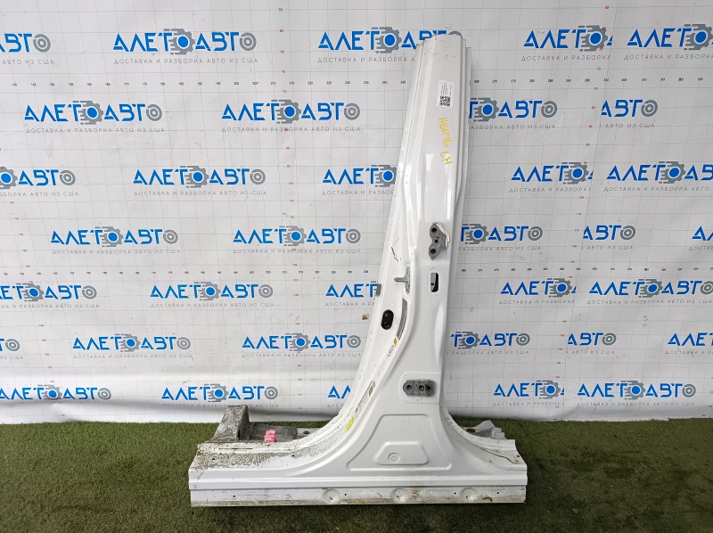 The left center pillar of a Toyota Highlander 14-19 has been cut off.