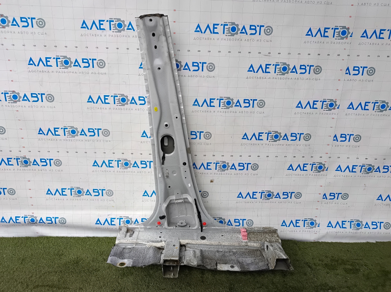 The left center pillar of a Toyota Highlander 14-19 has been cut off.