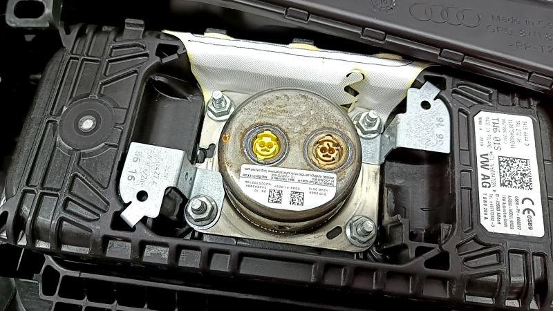 Torpedo front panel with AIRBAG Audi A4 B9 17 - black, without projection, Bang and Olufsen, broken left speaker grille mount