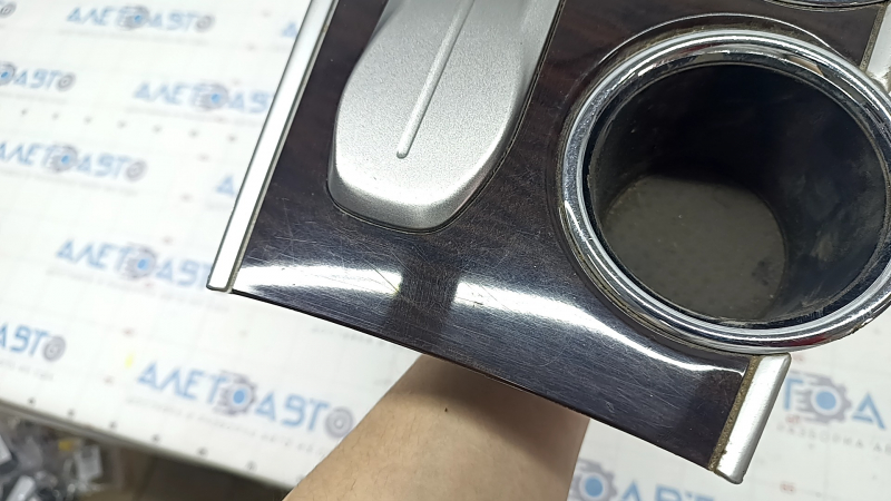 Center console trim with cup holders Nissan Pathfinder 13-20 fwd, wood grain, for heated seats, scratches, crack in fastening