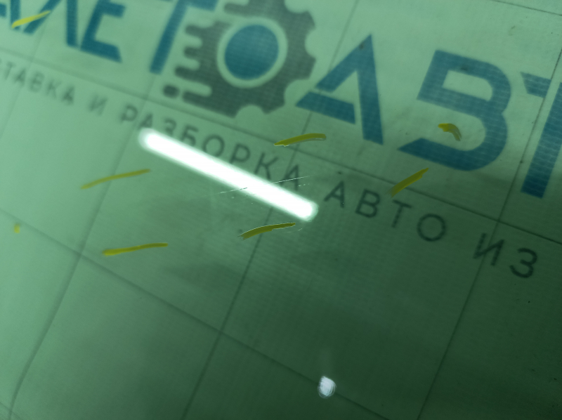 Glass of the front left door VW Atlas 18 - scratches