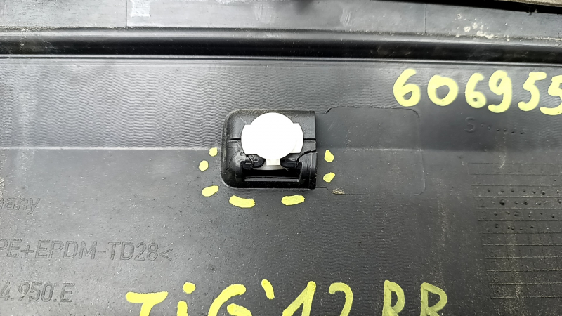Door trim lower rear right VW Tiguan 09-17 chrome, broken fasteners