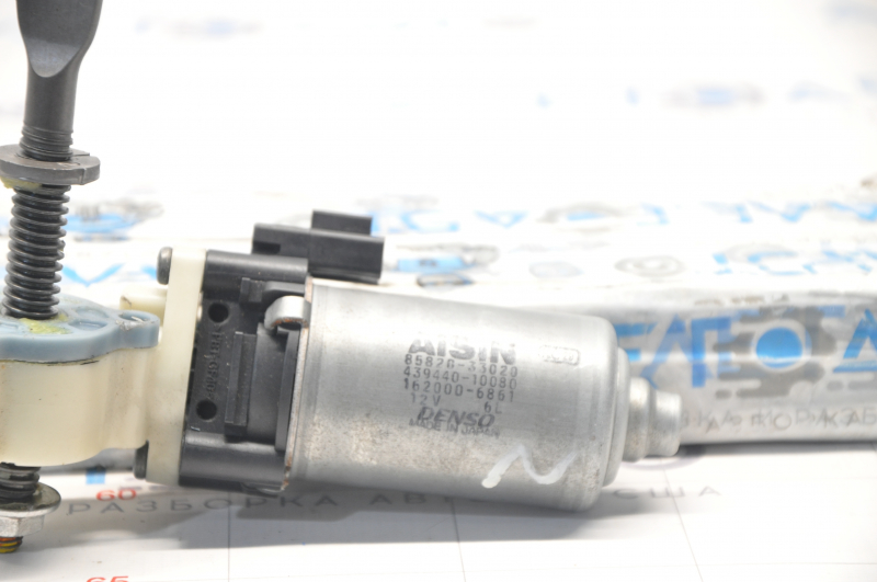 Motor for adjusting the lower cushion of the driver's seat Lexus GS300 GS450h 06-11 with shaft