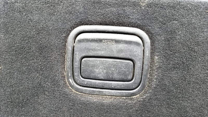 Jeep Cherokee KL 19 trunk floor - black, dry cleanable, scratches on handle