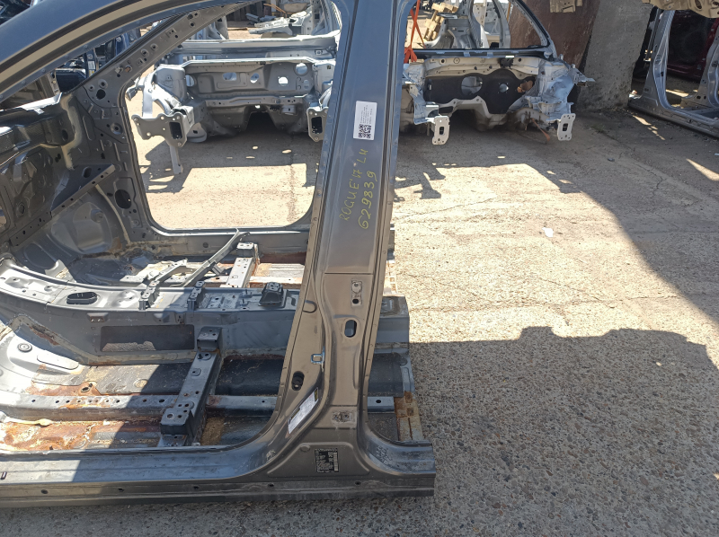 Body pillar central left Nissan Rogue 14-20 on the body, butt
