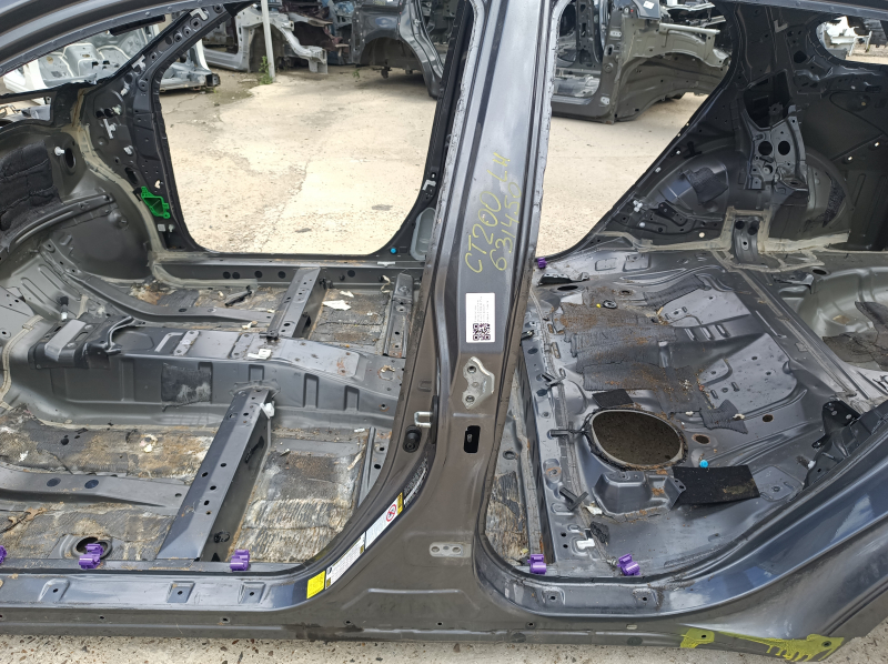 Body pillar central left Lexus CT200h 11-17 on the body, rusty