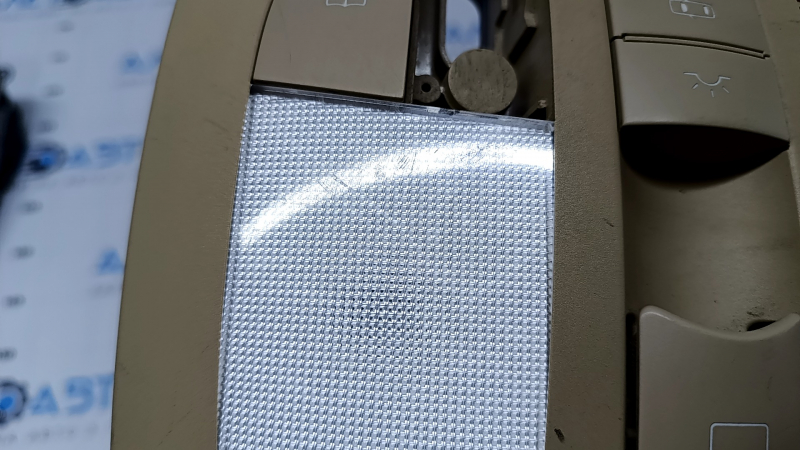 Front light Mercedes W164 ML W251 R beige, under sunroof, 1 button broken, no cover, scratches