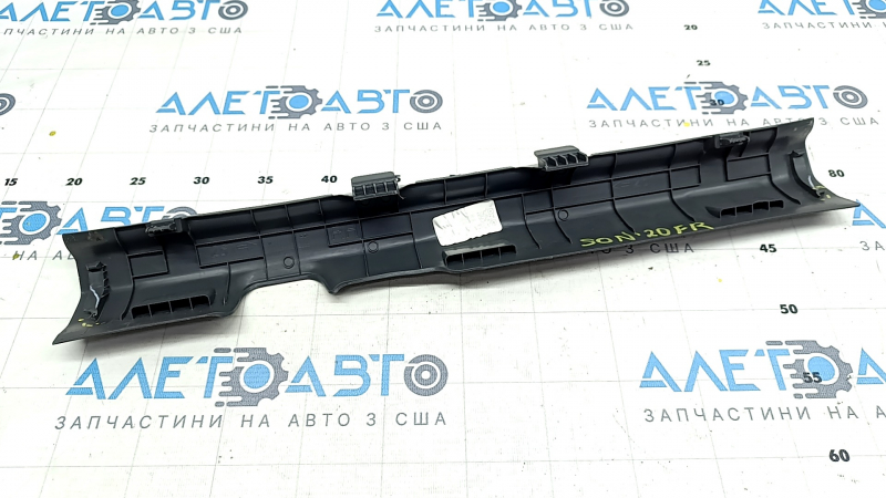 Front right door sill trim Hyundai Sonata 20- gray, broken fasteners