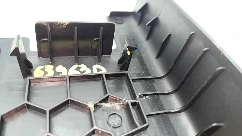 2nd row seat slide plug center VW Tiguan 18 - black, broken fasteners