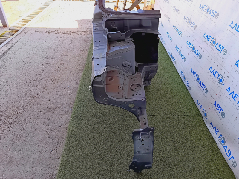 Front right quarter Nissan Rogue Sport 17 - graphite, sawn off