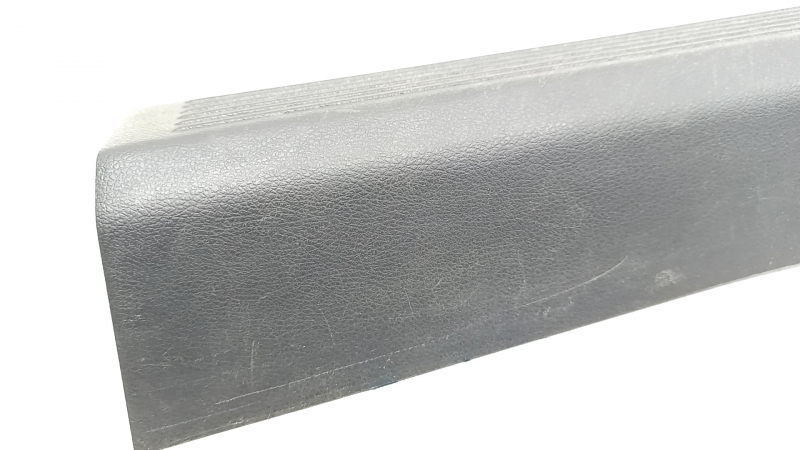 Door sill trim front right Nissan Rogue 21-23 black Japan built, scratches