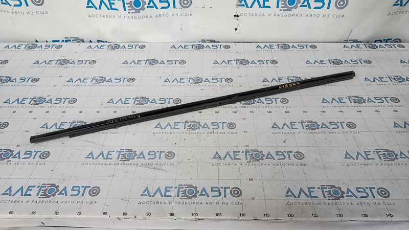 Molding door-glass central front left Suzuki Kizashi 10-15 black, scratches, broken fastener