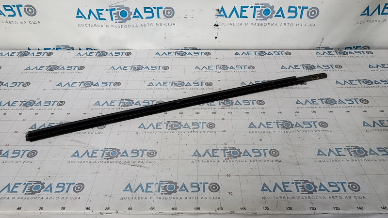 Molding door-glass central front left Suzuki Kizashi 10-15 black, scratches, broken fastener