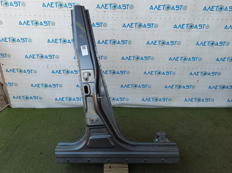 The central right body pillar of Nissan Rogue 21-23 is sawed off