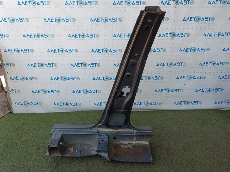 The central right body pillar of Nissan Rogue 21-23 is sawed off