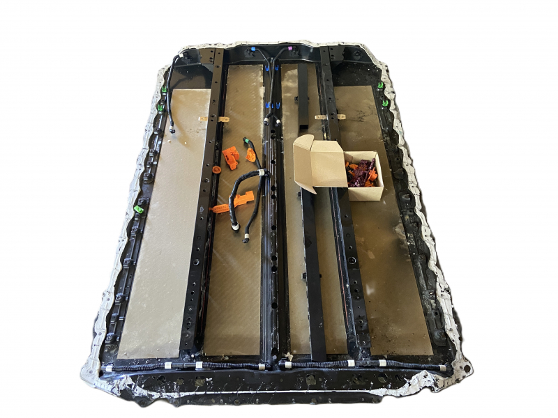 Battery case VVB Tesla Model 3 18-20 RWD with hardware and pipes, dented cover