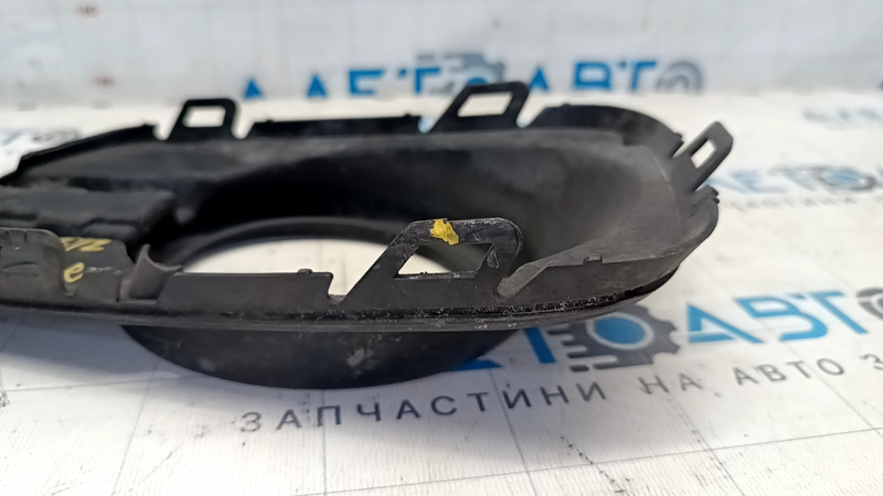 Bumper grille right VW Tiguan 12-17 rest under fog lights, crack in mount