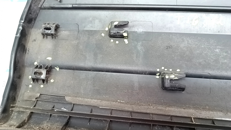 Door trim lower rear right VW Tiguan 09-17 chrome, worn, broken fastener