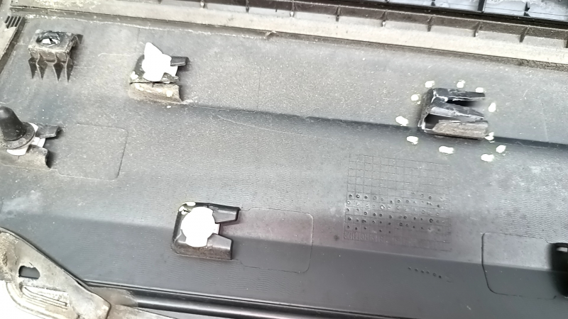 Door trim lower rear right VW Tiguan 09-17 chrome, worn, broken fastener