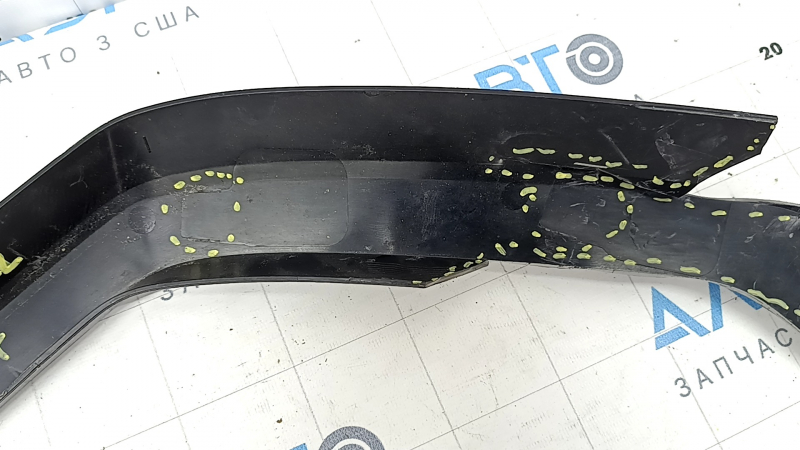 Upper radiator grille molding Toyota Tundra 22-23 black gloss, broken, missing fragment, broken fasteners, scratches