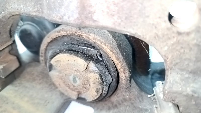 Rear right caliper Honda HR-V 16-22 awd piston dust cover torn