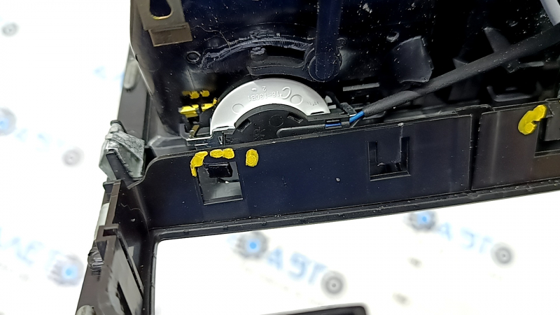 Air duct deflector of the central console with a lining BMW X7 G07 19 - broken fasteners