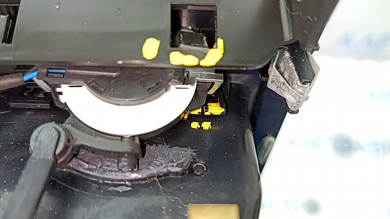 Air duct deflector of the central console with a lining BMW X7 G07 19 - broken fasteners