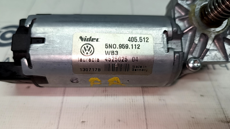 Motor for adjusting the passenger seat cushion Audi Q5 8R 09-17 rear