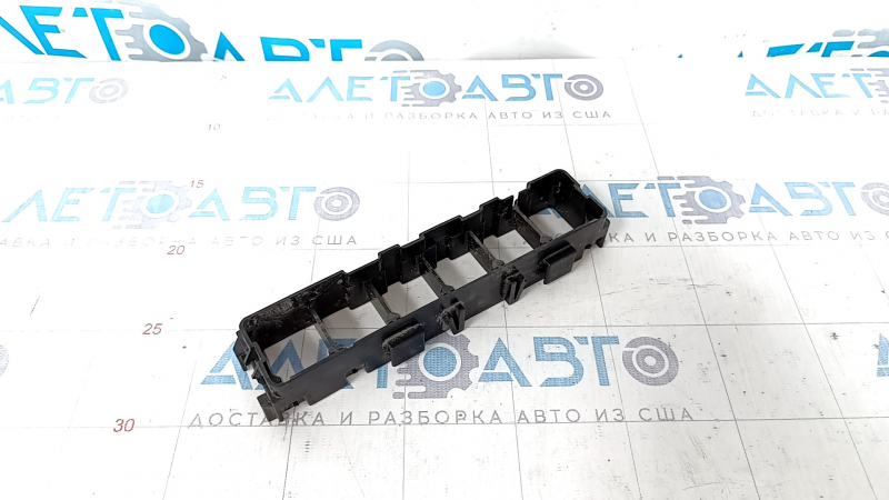Housing of the relay block under the hood right Nissan Pathfinder 13-20 - middle part