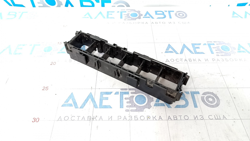 Housing of the relay block under the hood right Nissan Pathfinder 13-20 - middle part