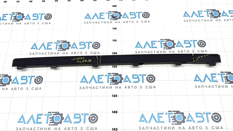 Front bumper trim center Volvo XC90 16-19 scratches, cracks