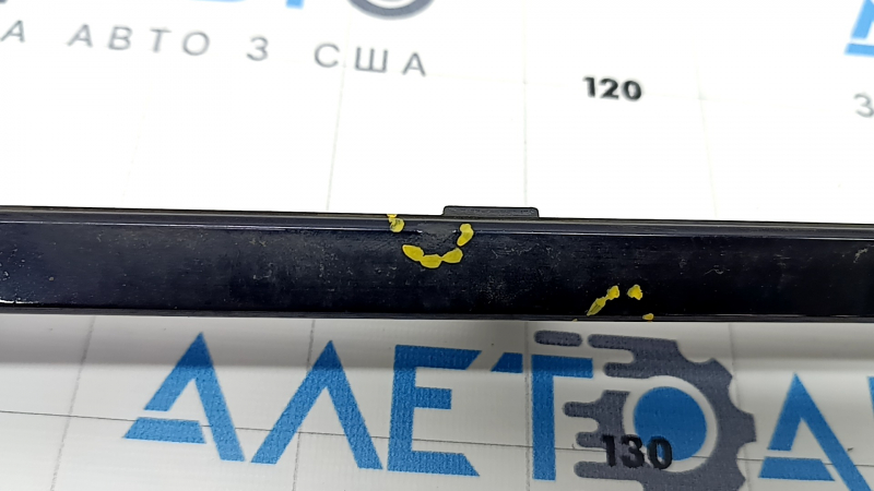 Front bumper trim center Volvo XC90 16-19 scratches, cracks
