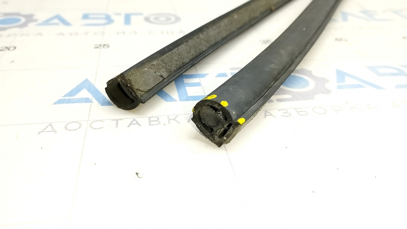 The front right door seal of BMW 7 G11 G12 16-22 is unglued
