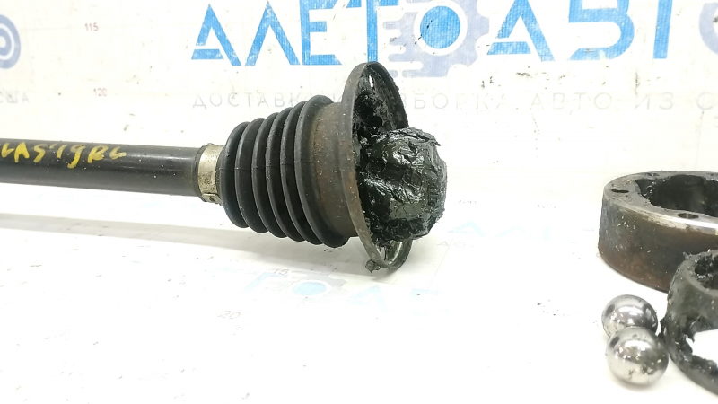 Drive axle shaft rear left VW Atlas 18 - rusty, inner CV joint for restoration, no inner CV joint ball