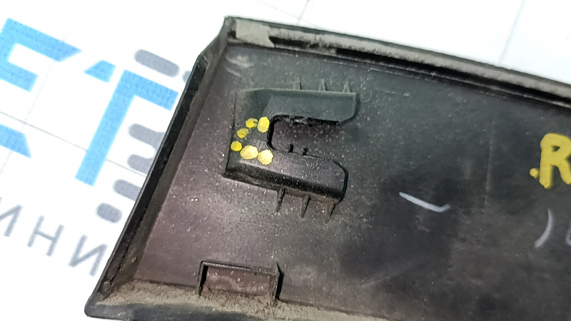 Rear right wing arch trim Subaru Forester 19-SK, cracks in fastening, worn