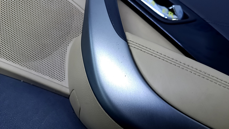 Door trim card front right Hyundai Azera 12-17 beige with black insert, armrest beige leather, molding carbon, DIMENSION, for seat adjustment, scratches, abrasions Used
